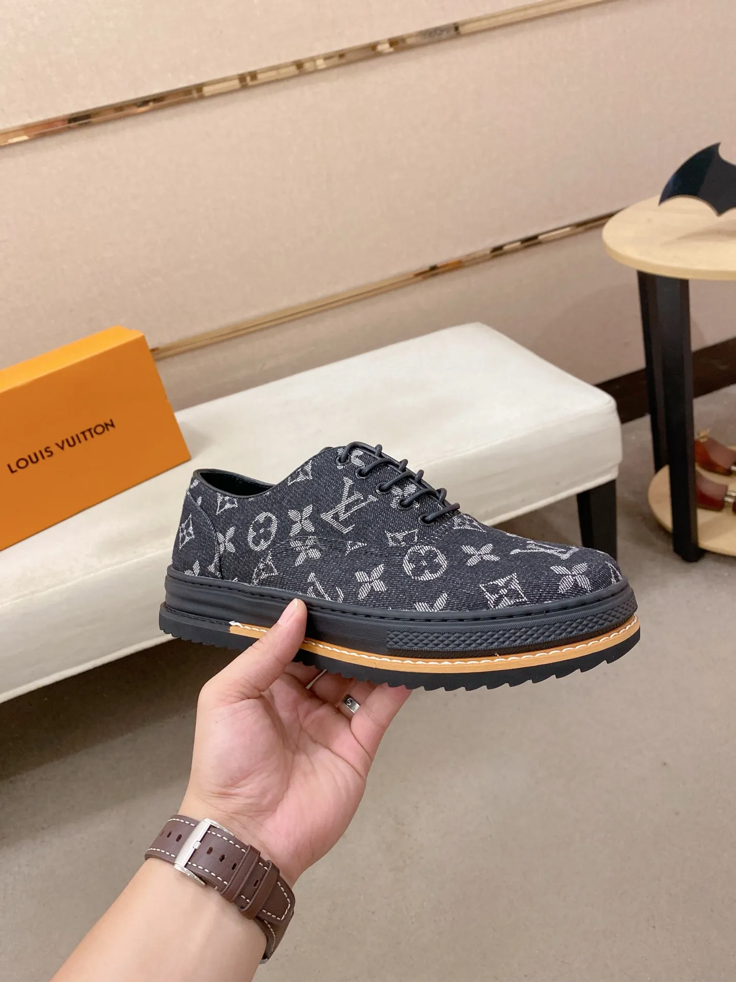 Men's shoes💰 420💰Louis Vuitton (Louis Vuitton/LV) top 🔍🔍 new models are on sale at the same time, the upper 🇮🇹 imported first-layer cowhide from Italy, fully imported sheepskin lining 💪💪, completely 1⃣️ to 1 ⃣️Re-engraved🇮🇹💪💪, ⚠Sole: The original sole is specially provided by the original factory, the exclusive movable molded sole is super comfortable, ⚠The original factory follows the order, 🔍🔍high quality, you can enter and exit the counter at will, welcome to compare⚠. Code number:38-44